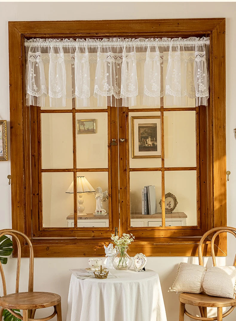 Transparente Spitzenvorhänge – Florales Design für Fenster