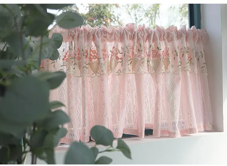 Rosa Spitzenvorhang – Landhausstil für Küchenfenster