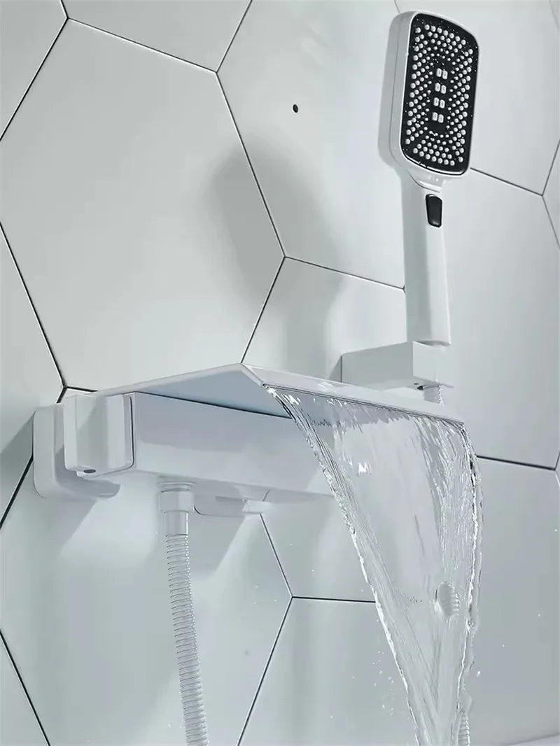 Modernes Badezimmer-Set aus poliertem Messing in goldener Wandmontage