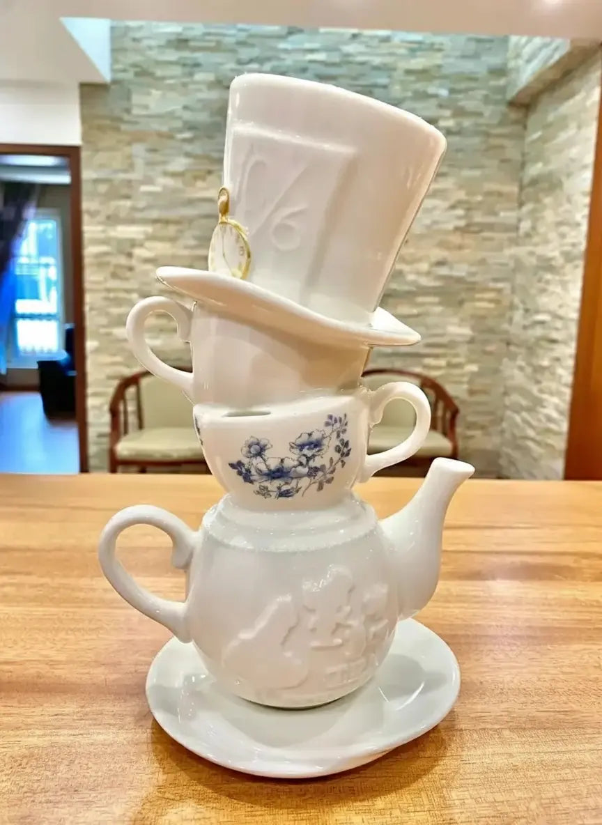 Bunte 3D-Relief-Keramikwaren mit handgezeichnetem Design auf einem Esstisch