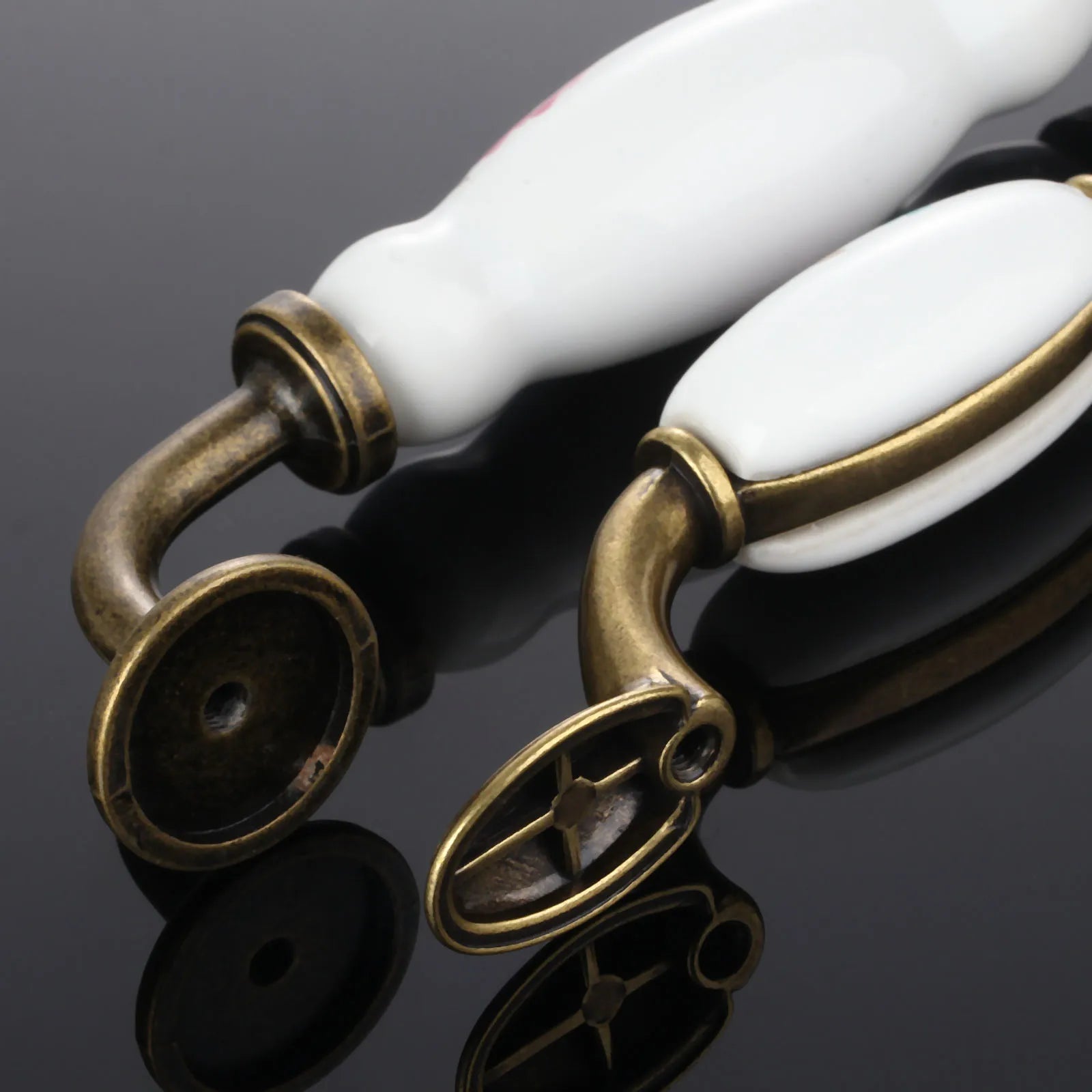 Vintage Keramik Möbelknöpfe – Blumenmuster für Schränke