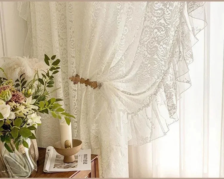 Solide Weisse Vorhänge – Elegante Spitze für Erkerfenster