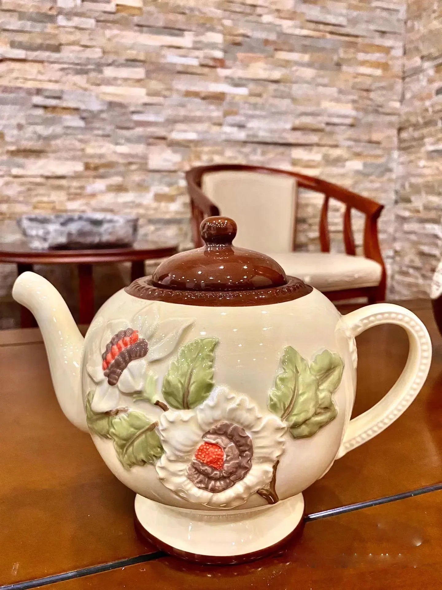 Bunte handgezeichnete 3D-Relief-Keramikteller in marmoriert, rein Weiss, Rot, grün, Violett, für Küche