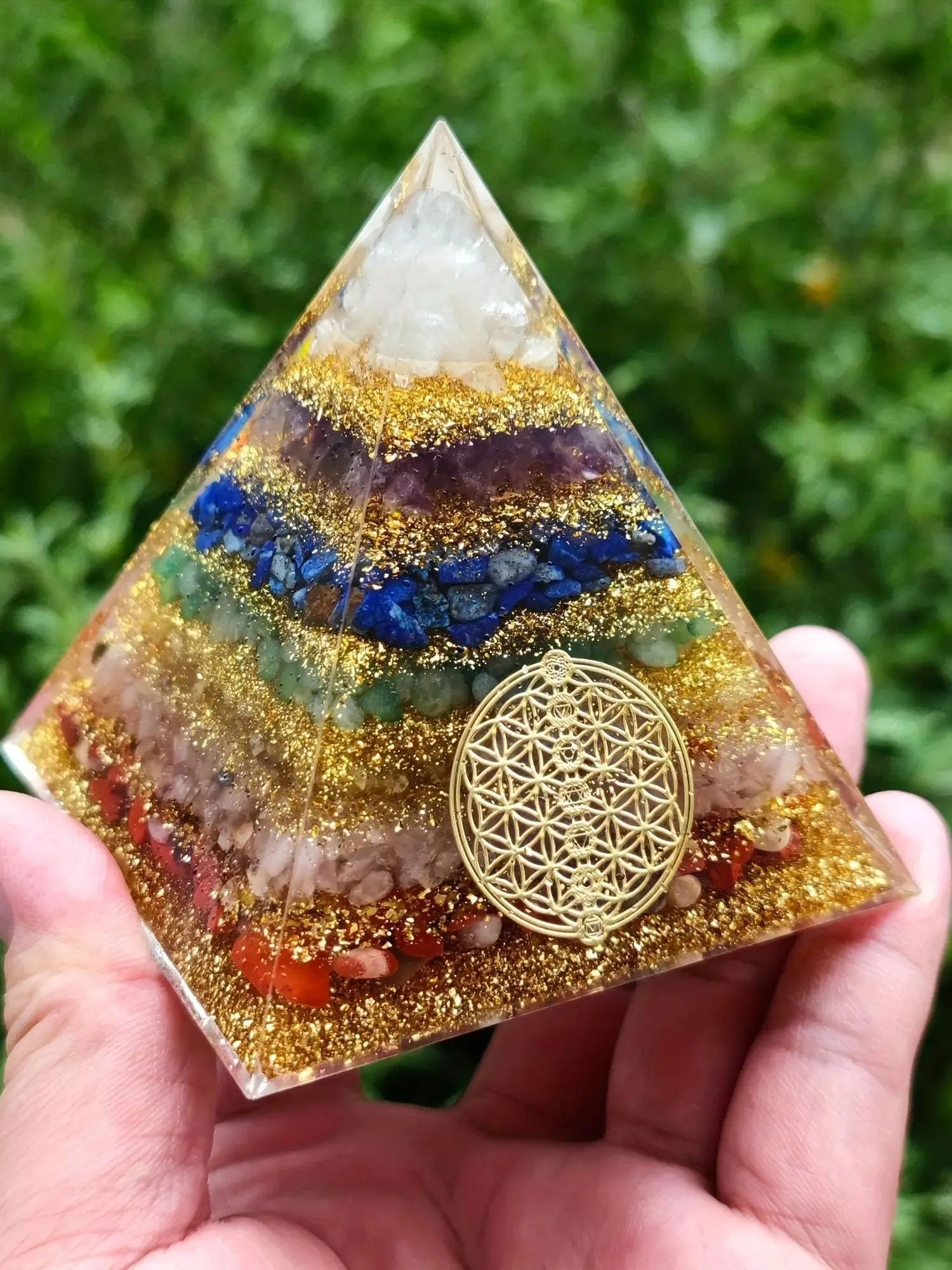 Chakra Orgone Pyramide – Modernes Harzdesign – 6cm