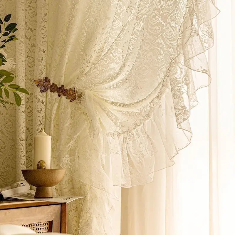 Solide Weisse Vorhänge – Elegante Spitze für Erkerfenster