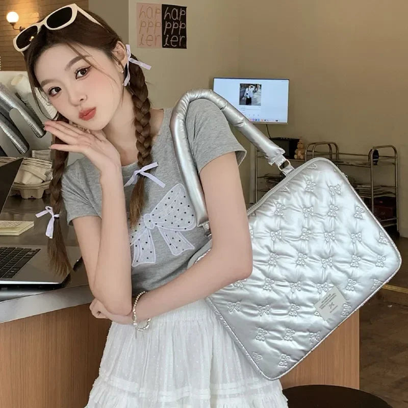 Silberne Canvas-Computertasche – Stilvolles Reise-Design