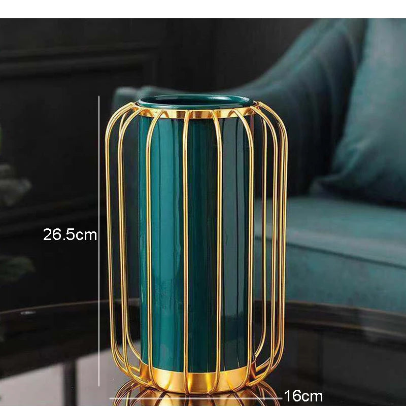 Keramikvase – Modernes Metallgestell – Wohnzimmereinrichtung