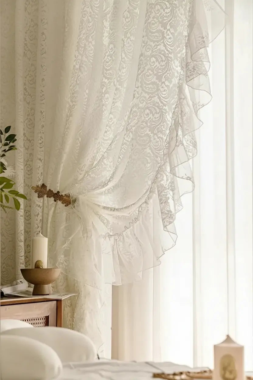 Solide Weisse Vorhänge – Elegante Spitze für Erkerfenster