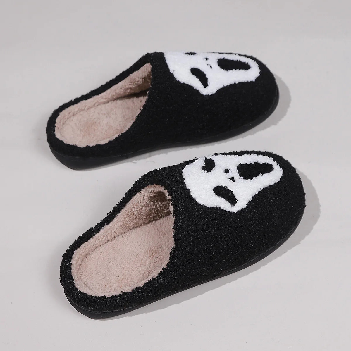 Totenkopf Cartoon Slippers – Flauschiger Komfort Indoor