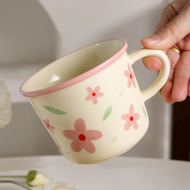 Keramiktasse – Ästhetisches Tulpen-Design für Frauen