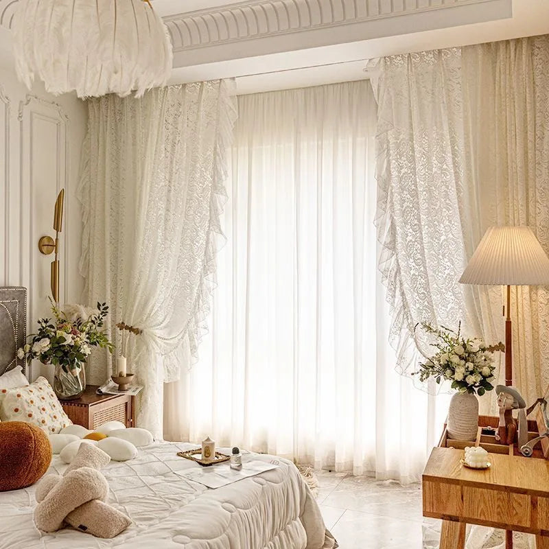 Solide Weisse Vorhänge – Elegante Spitze für Erkerfenster