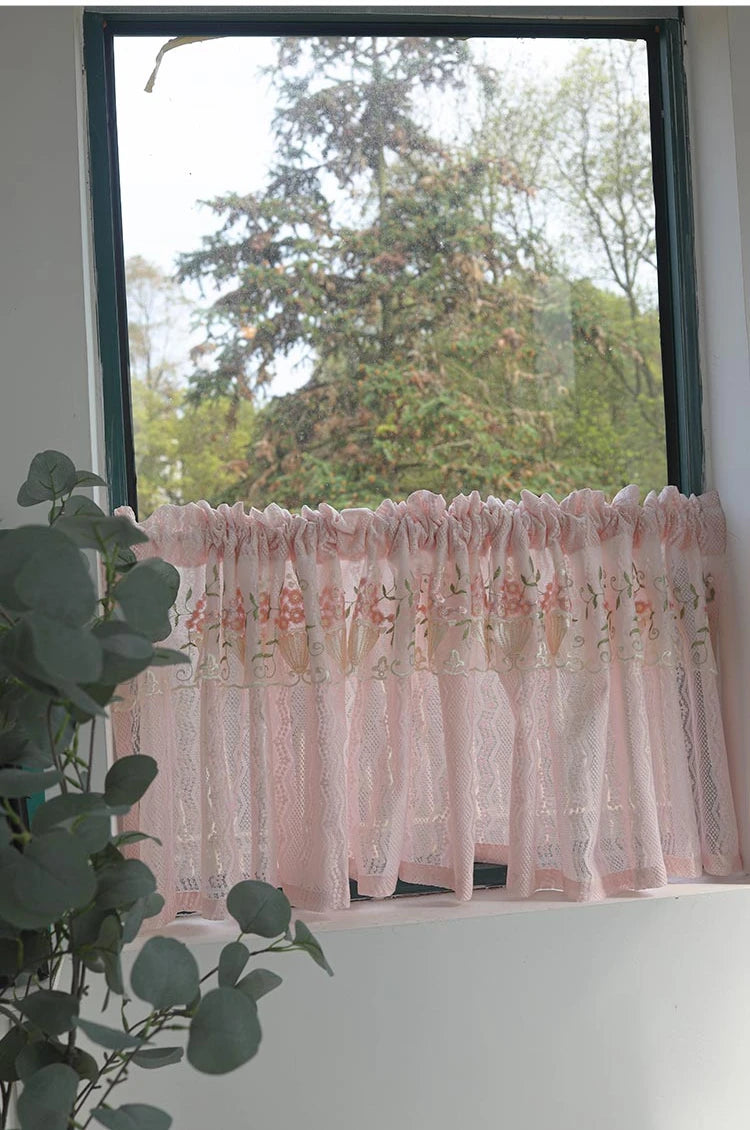 Rosa Spitzenvorhang – Landhausstil für Küchenfenster