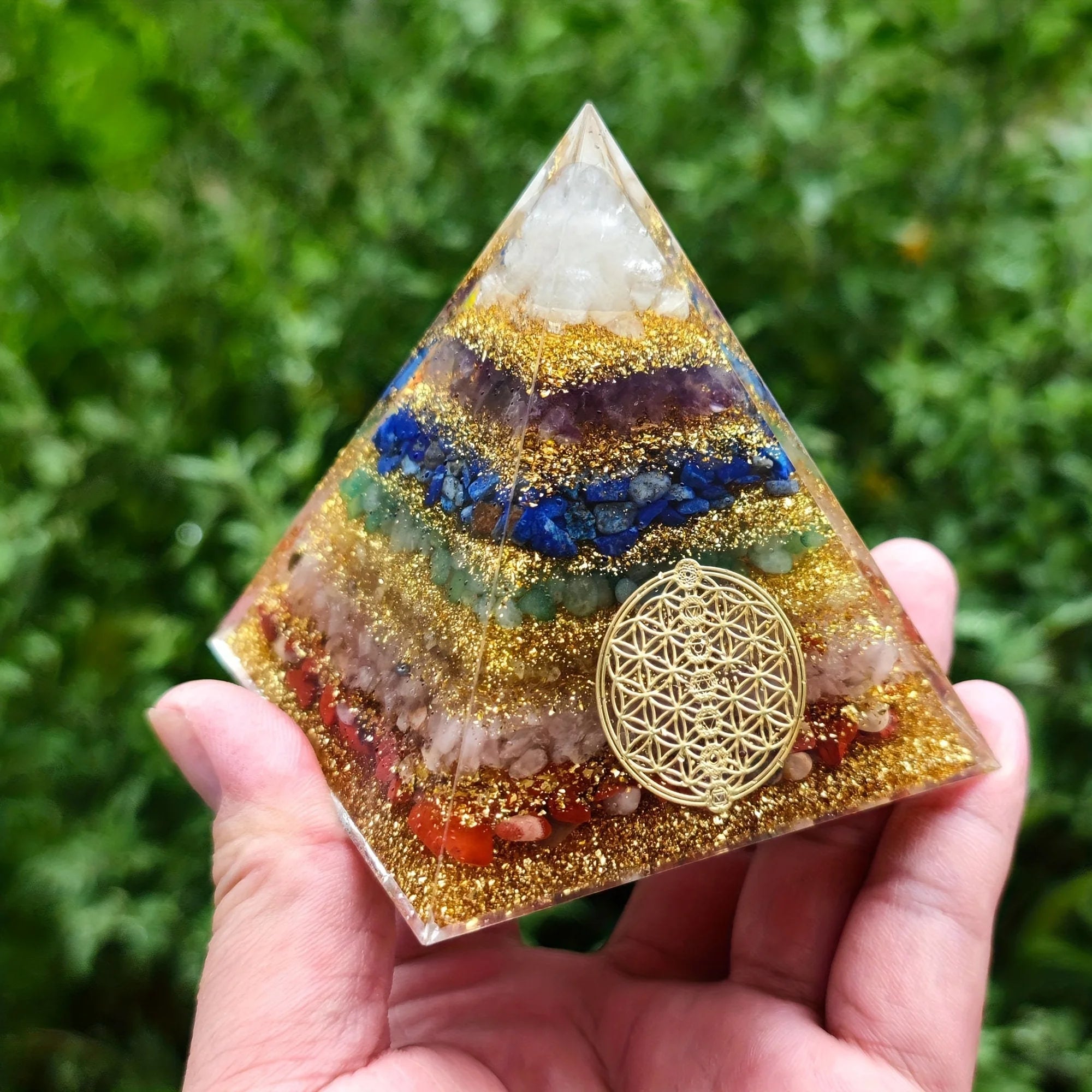 Chakra Orgone Pyramide – Modernes Harzdesign – 6cm