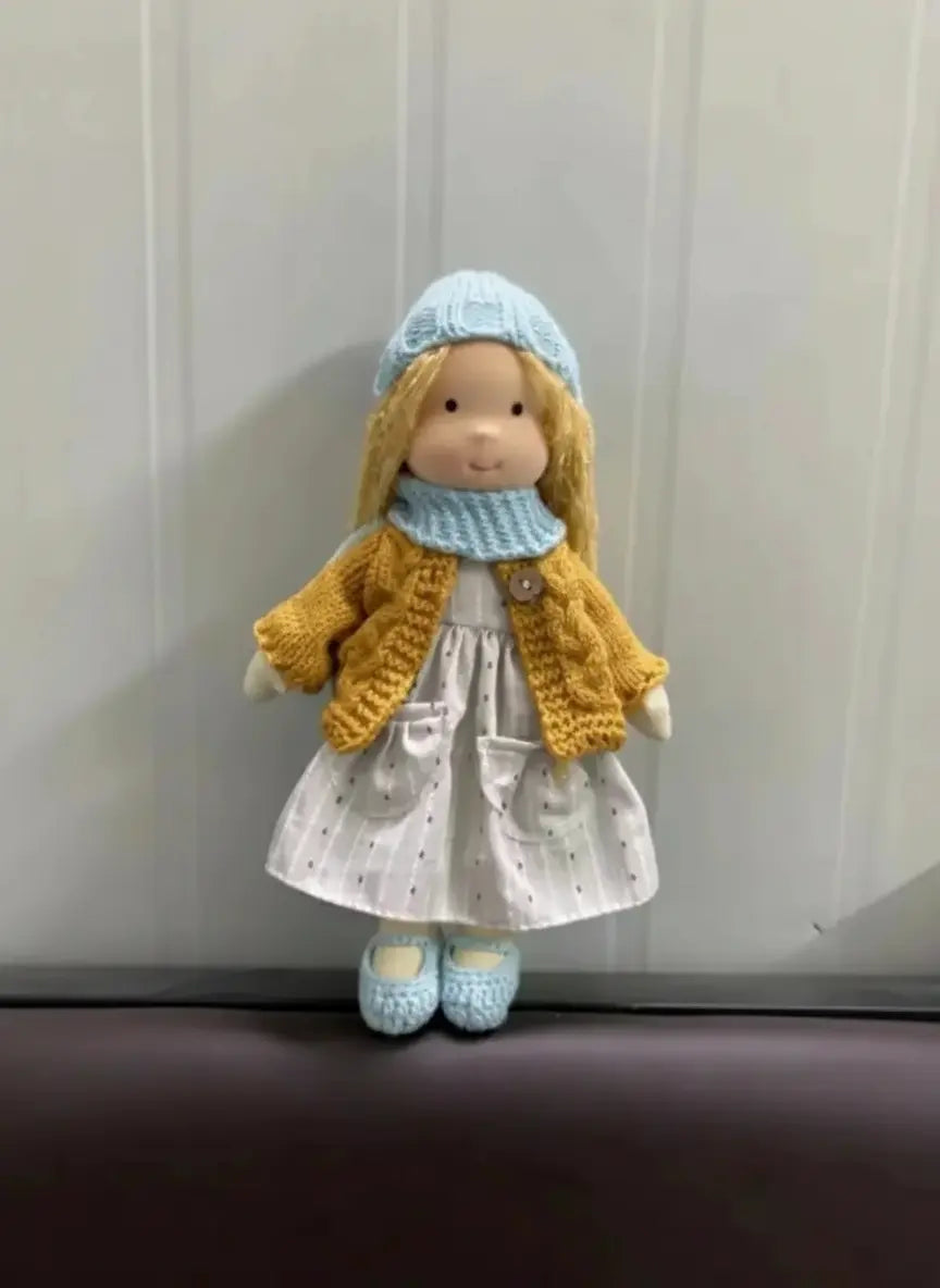 Waldorf Plüschpuppe aus Baumwolle – Fantasie Design mit Box