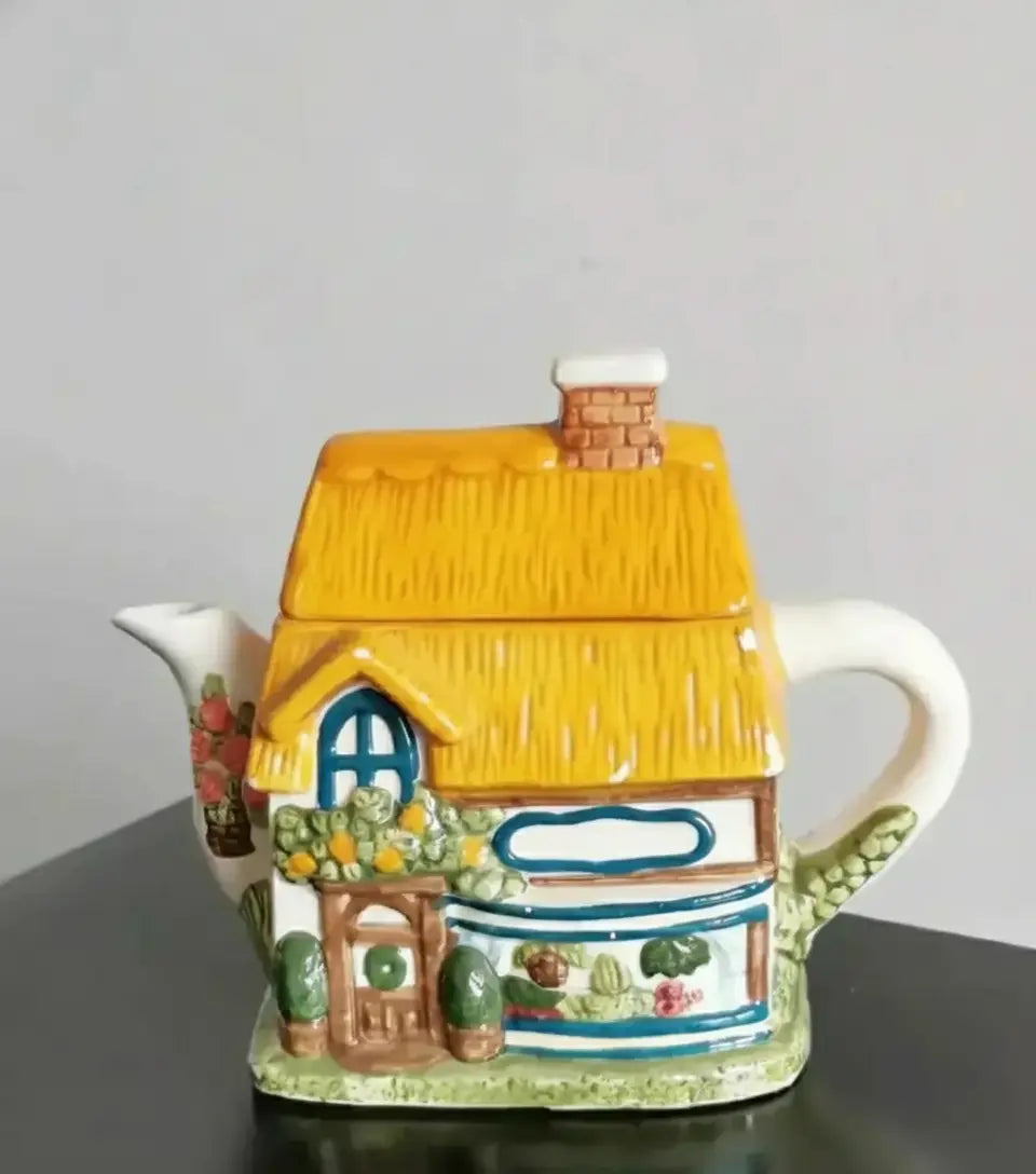 Bunte 3D-Relief-Keramikwaren auf Esstisch in Küche