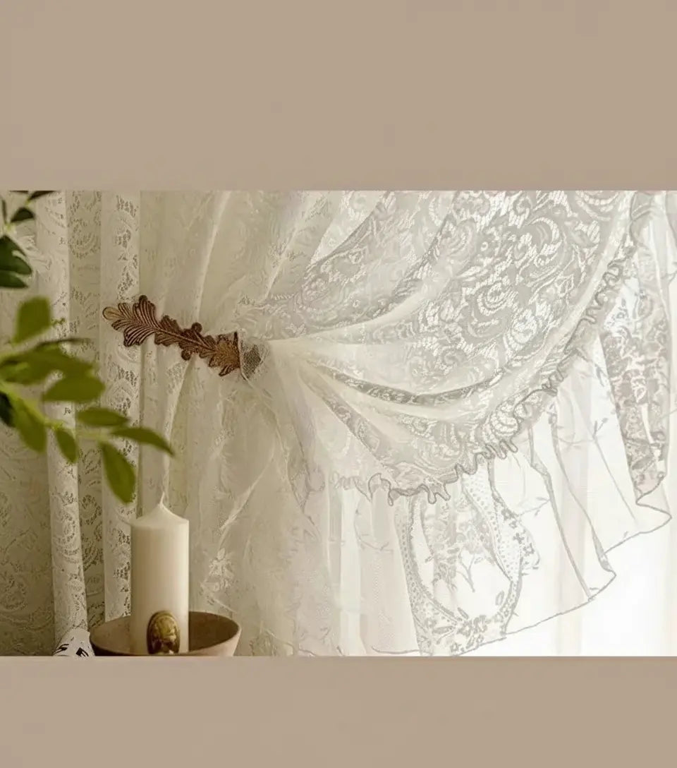 Solide Weisse Vorhänge – Elegante Spitze für Erkerfenster