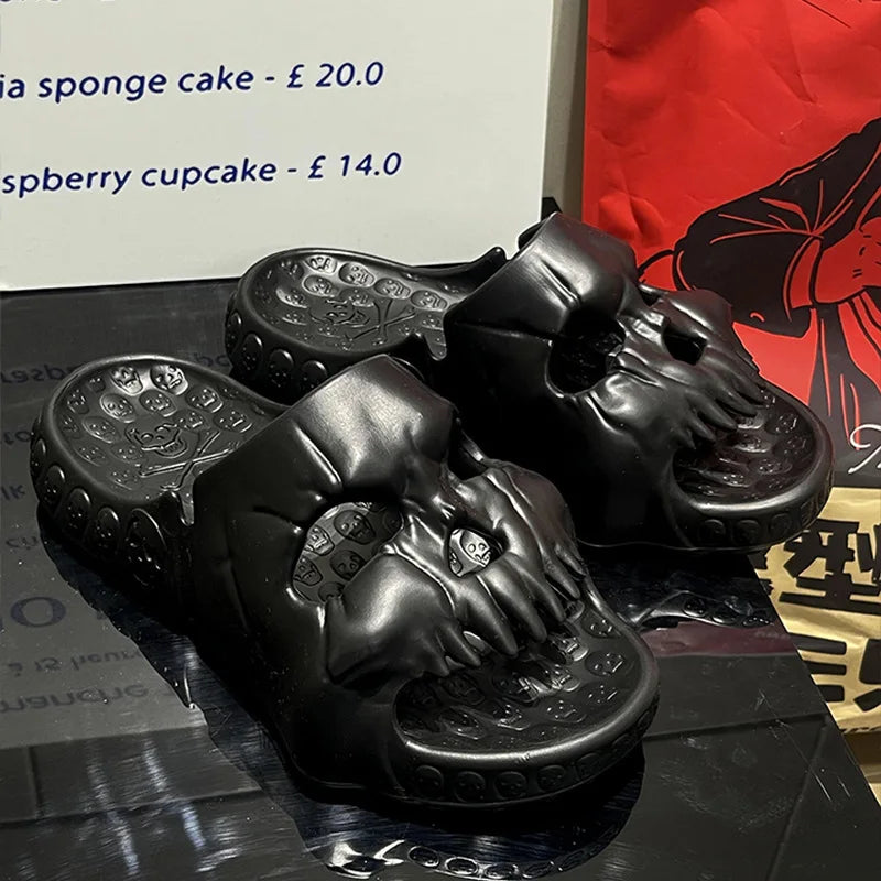 Beige Schädel-Slides aus EVA mit rutschfester Sohle, Schuhgrösse 38-39