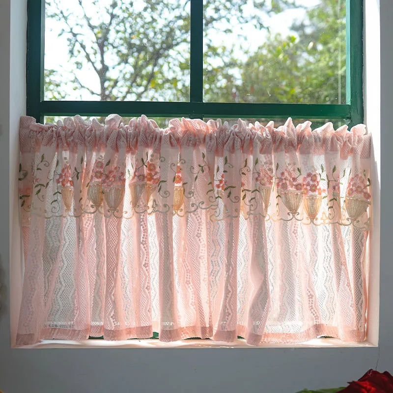 Rosa Spitzenvorhang – Landhausstil für Küchenfenster