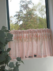 Rosa Spitzenvorhang – Landhausstil für Küchenfenster