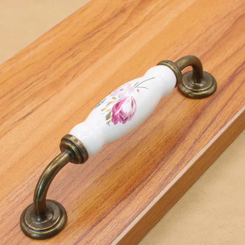 Vintage Keramik Möbelknöpfe – Blumenmuster für Schränke