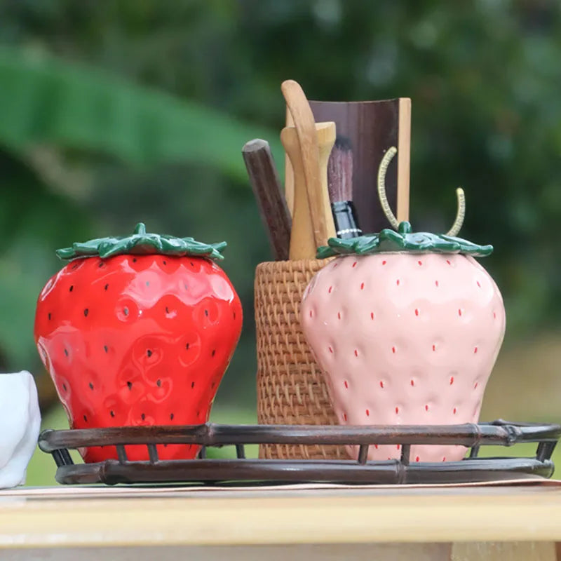 Erdbeer-Keramikbox – Modernes rotes Ornament
