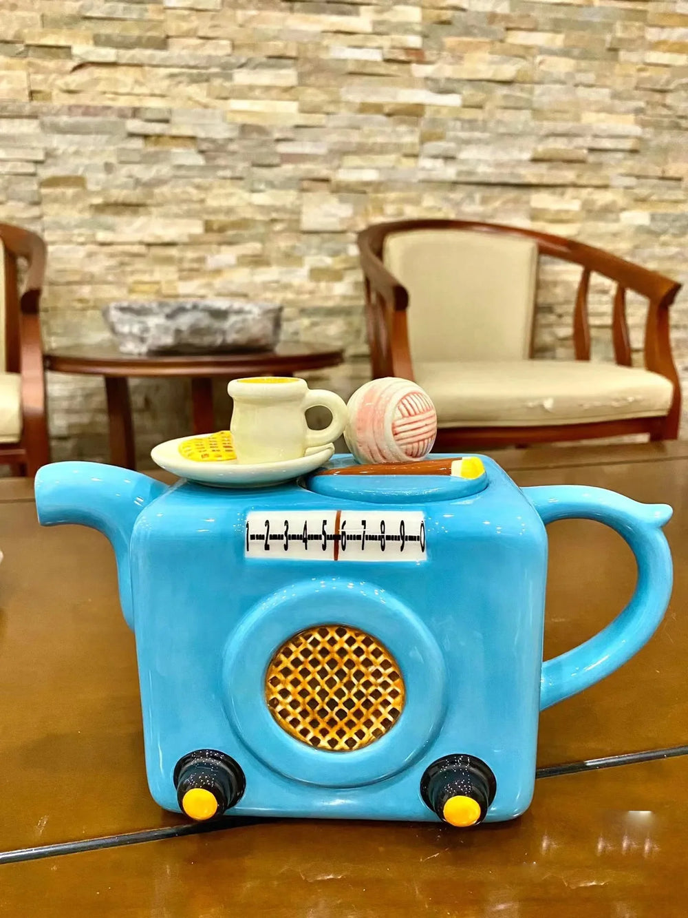 Handgezeichnete Keramikteller im bunten Stil, ideal für Esstisch