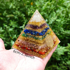 Chakra Orgone Pyramide – Modernes Harzdesign – 6cm