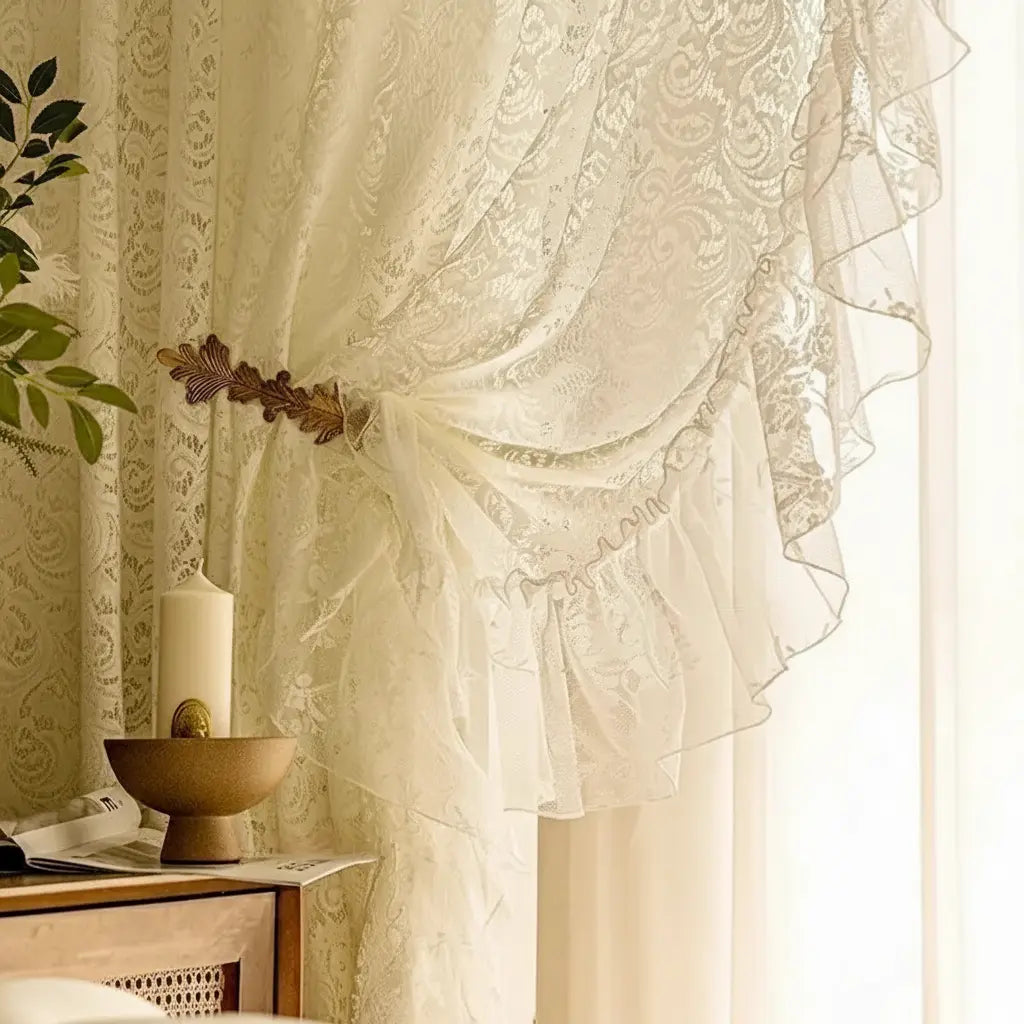 Solide Weisse Vorhänge – Elegante Spitze für Erkerfenster