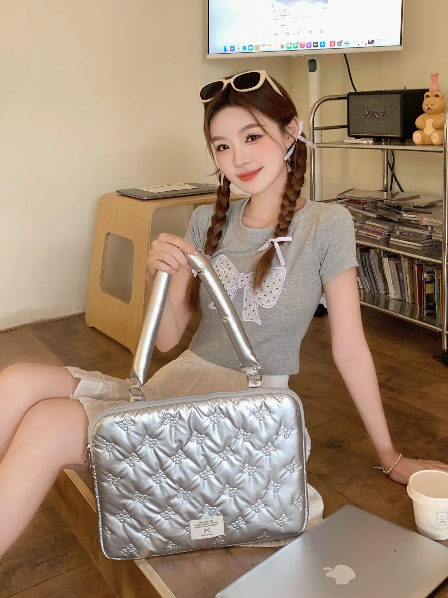 Silberne Canvas-Computertasche – Stilvolles Reise-Design