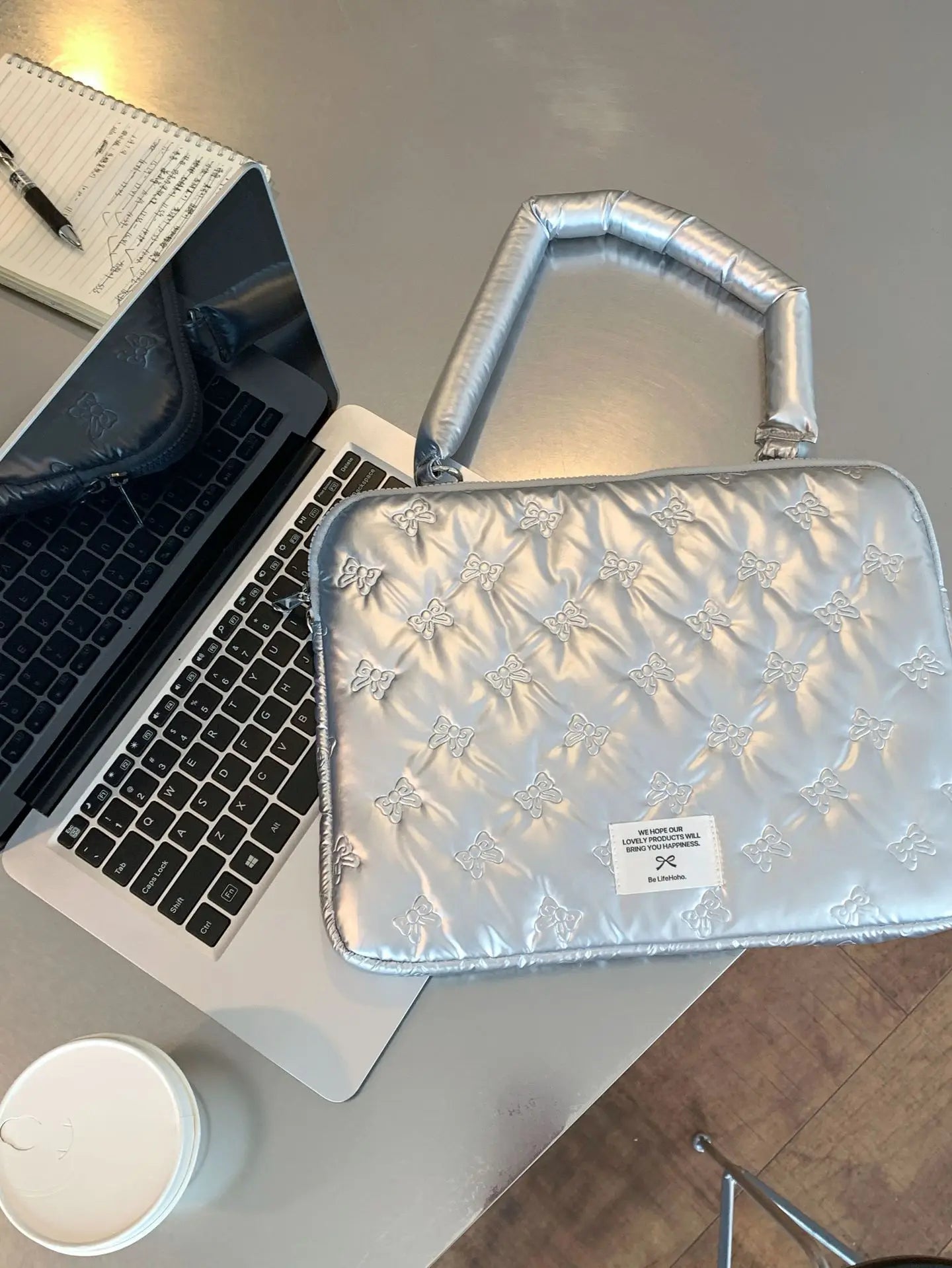 Silberne Canvas-Computertasche – Stilvolles Reise-Design