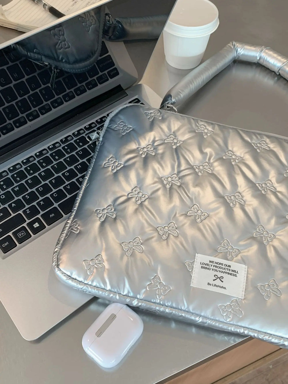 Silberne Canvas-Computertasche – Stilvolles Reise-Design