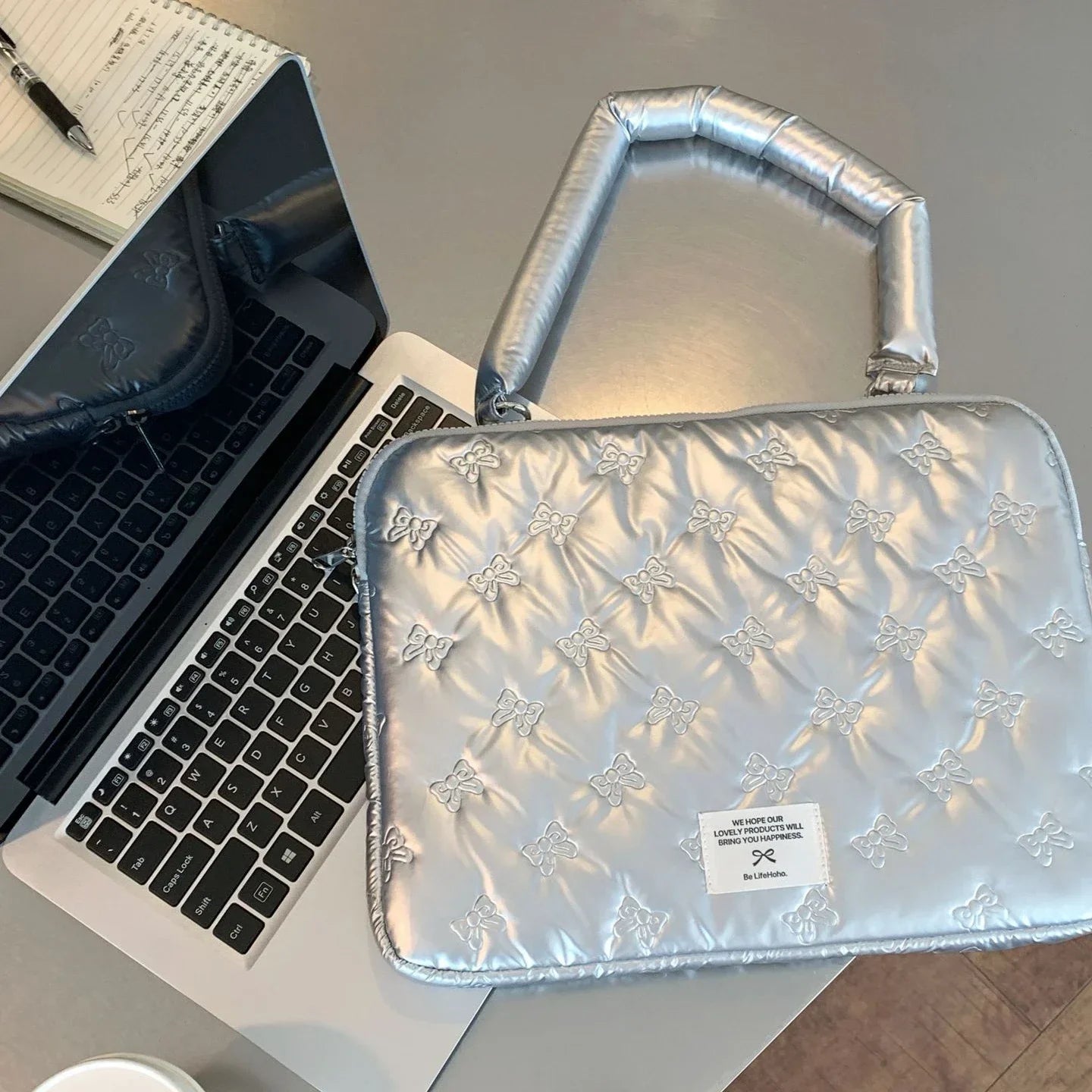 Silberne Canvas-Computertasche – Stilvolles Reise-Design