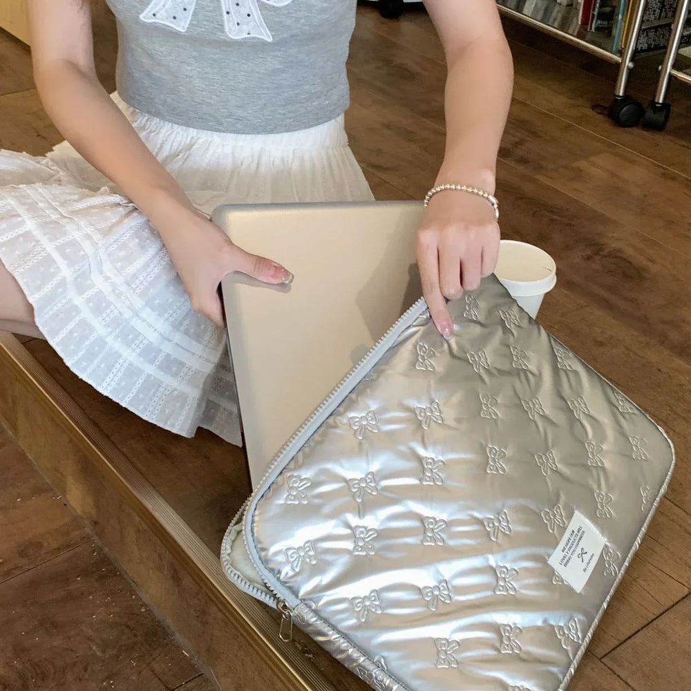 Silberne Canvas-Computertasche – Stilvolles Reise-Design