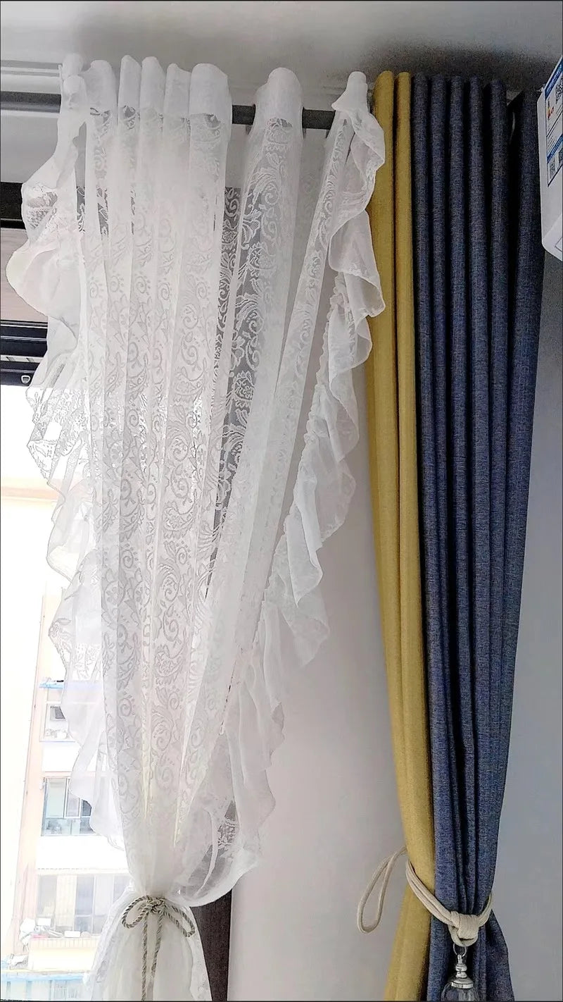 Weisse Vorhänge aus Voile mit Spitze für Erkerfenster