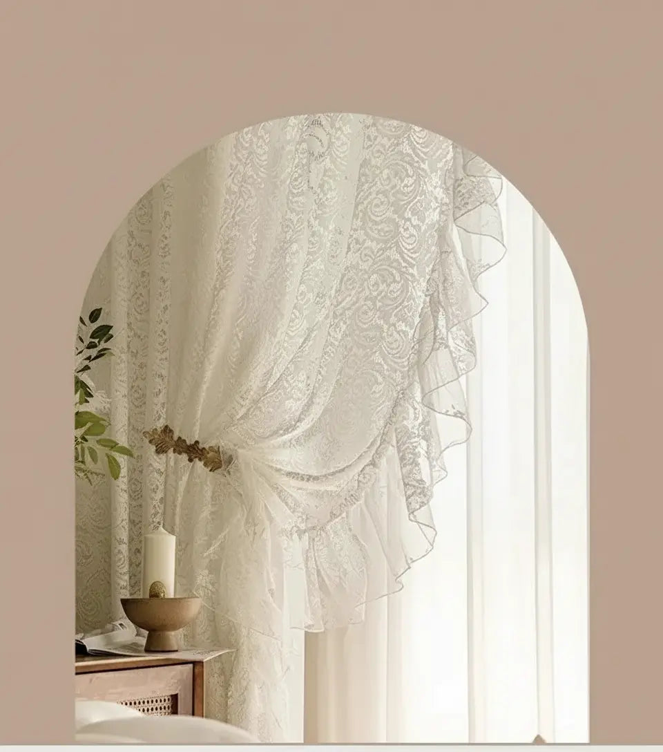 elegante weisse voile vorhänge mit spitzenmuster, stangentasche aufhängung
