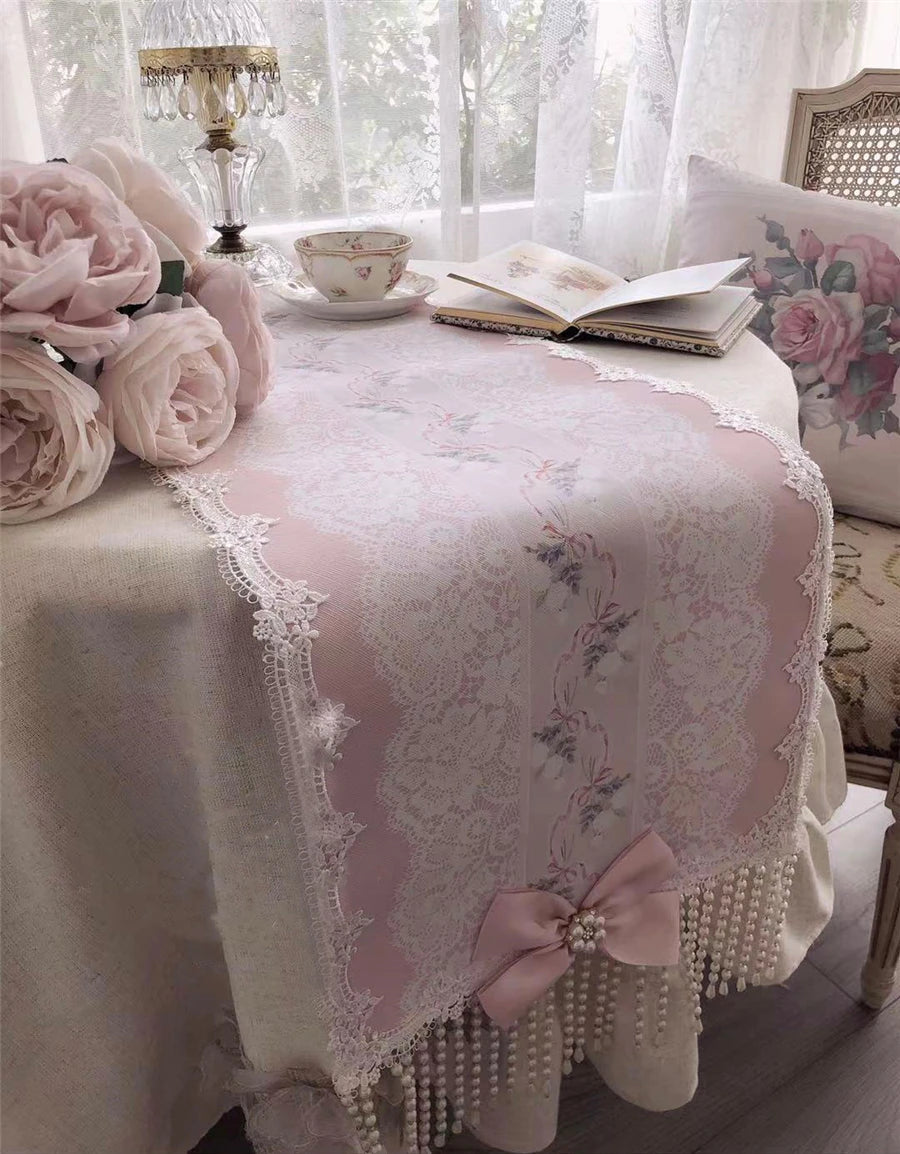 Romantischer Spitzentischläufer in Weiss mit Rosenmuster 30x200 cm