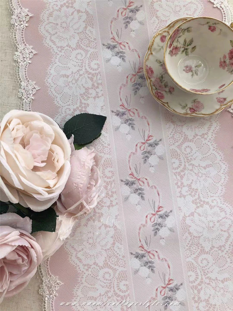 Spitzen-Tischläufer aus Polyester mit französischem Rosenmuster, Farbe: Weiss, Grösse: 30x200 cm