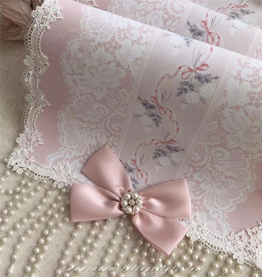 Romantischer Spitzentischläufer aus Polyester in Weiss mit Rosenmuster 30x200cm