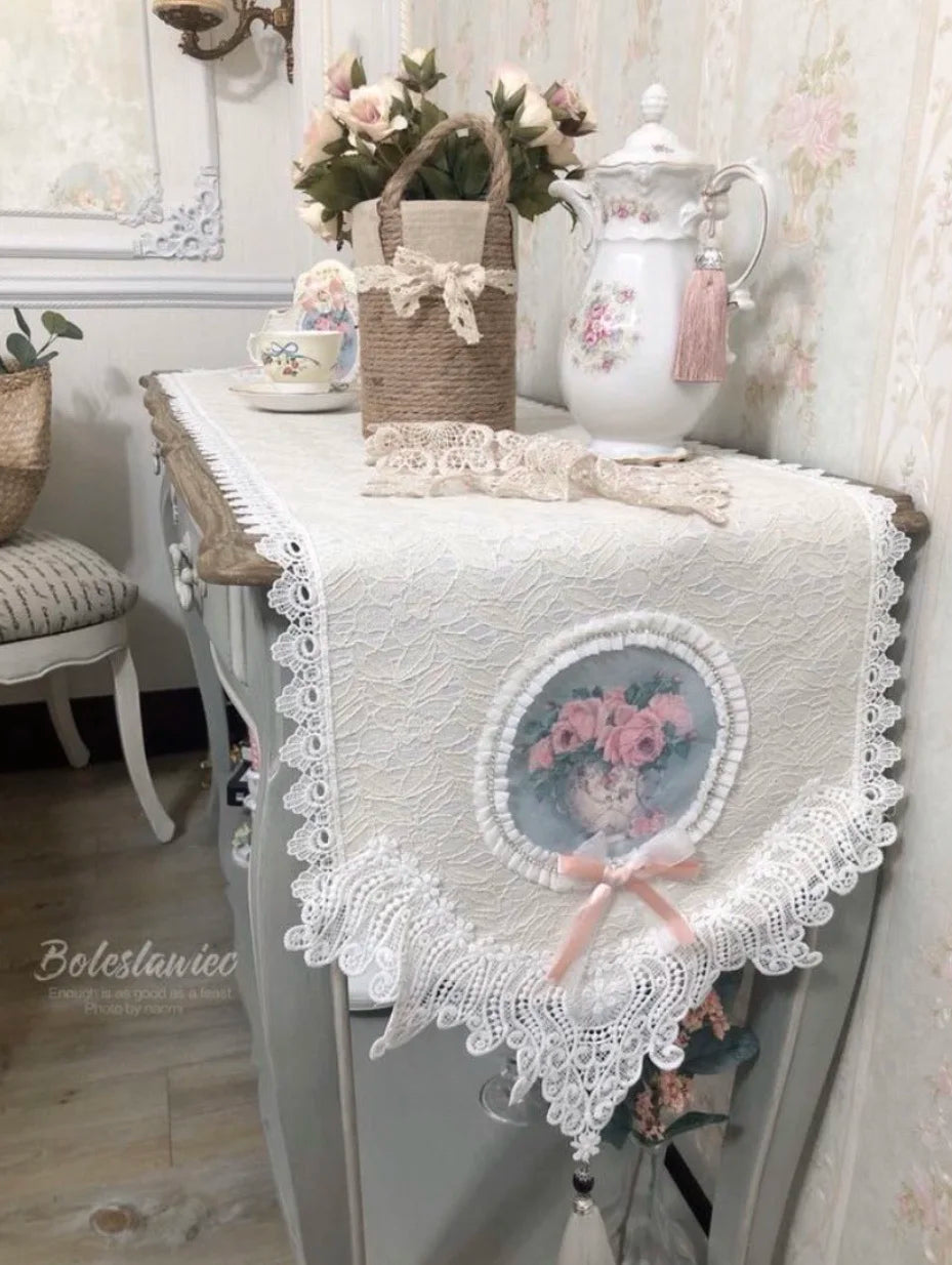 Romantischer Spitzen-Tischläufer aus Polyester, Farbe: Weiss, Grösse: 30x200cm