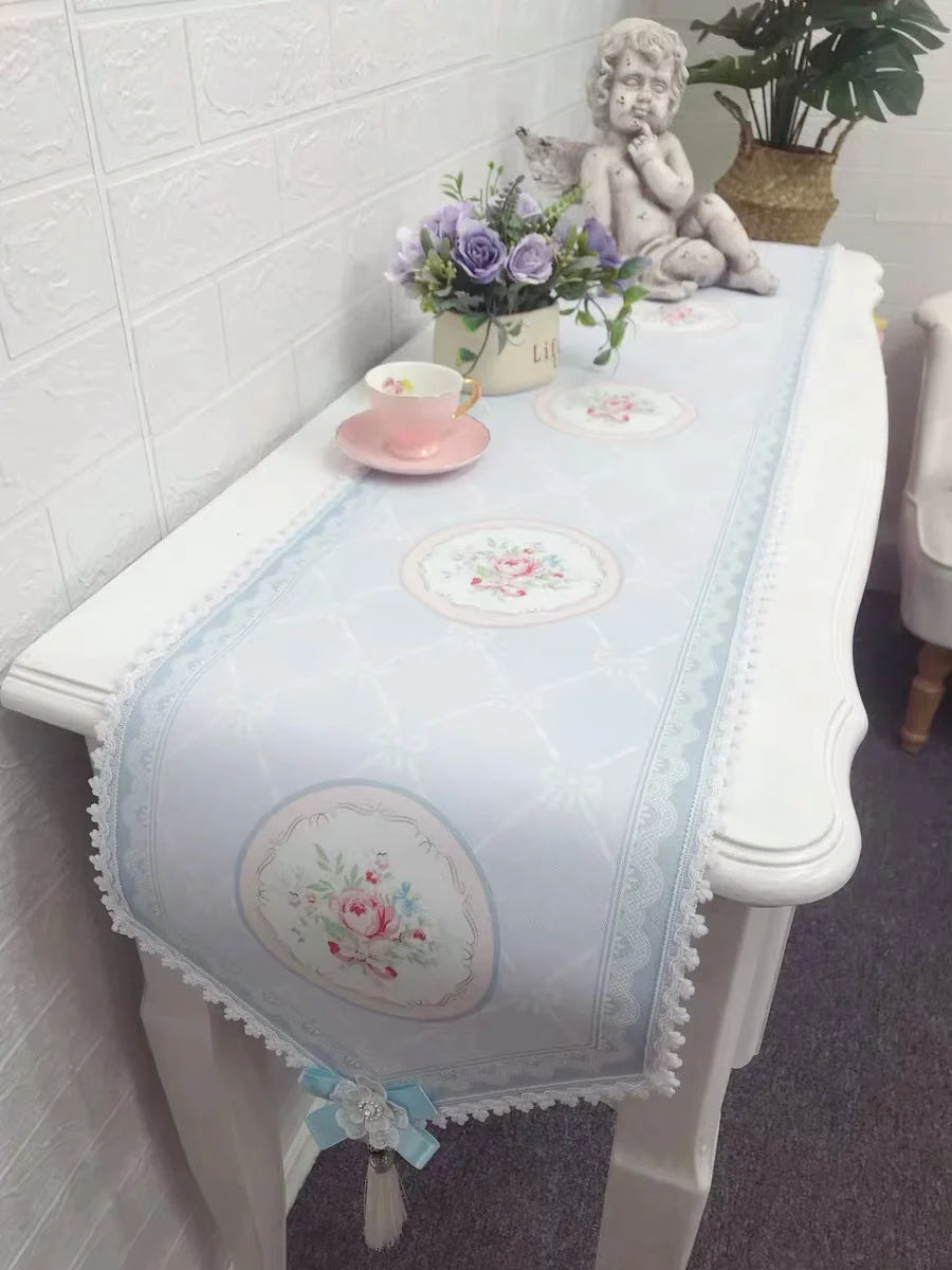 Spitzentischläufer aus Polyester, Farbe: Weiss, Grösse: 30x200cm, romantisches Rosenmuster