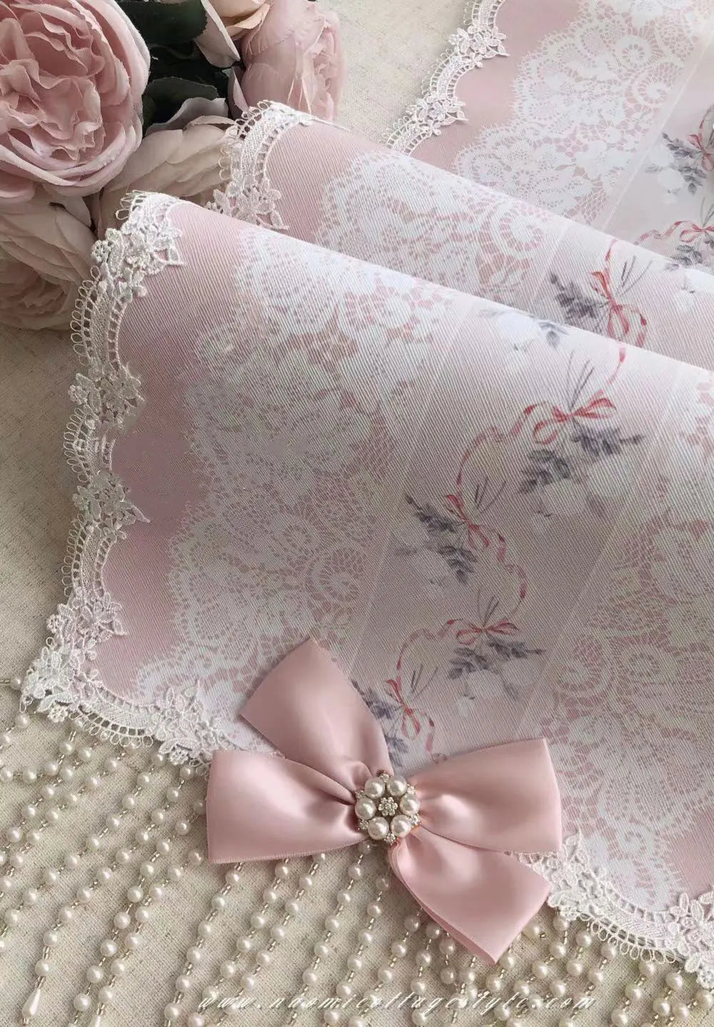 Spitzen-Tischläufer aus Polyester in Weiss mit Rosenmuster, Grösse 30x200cm