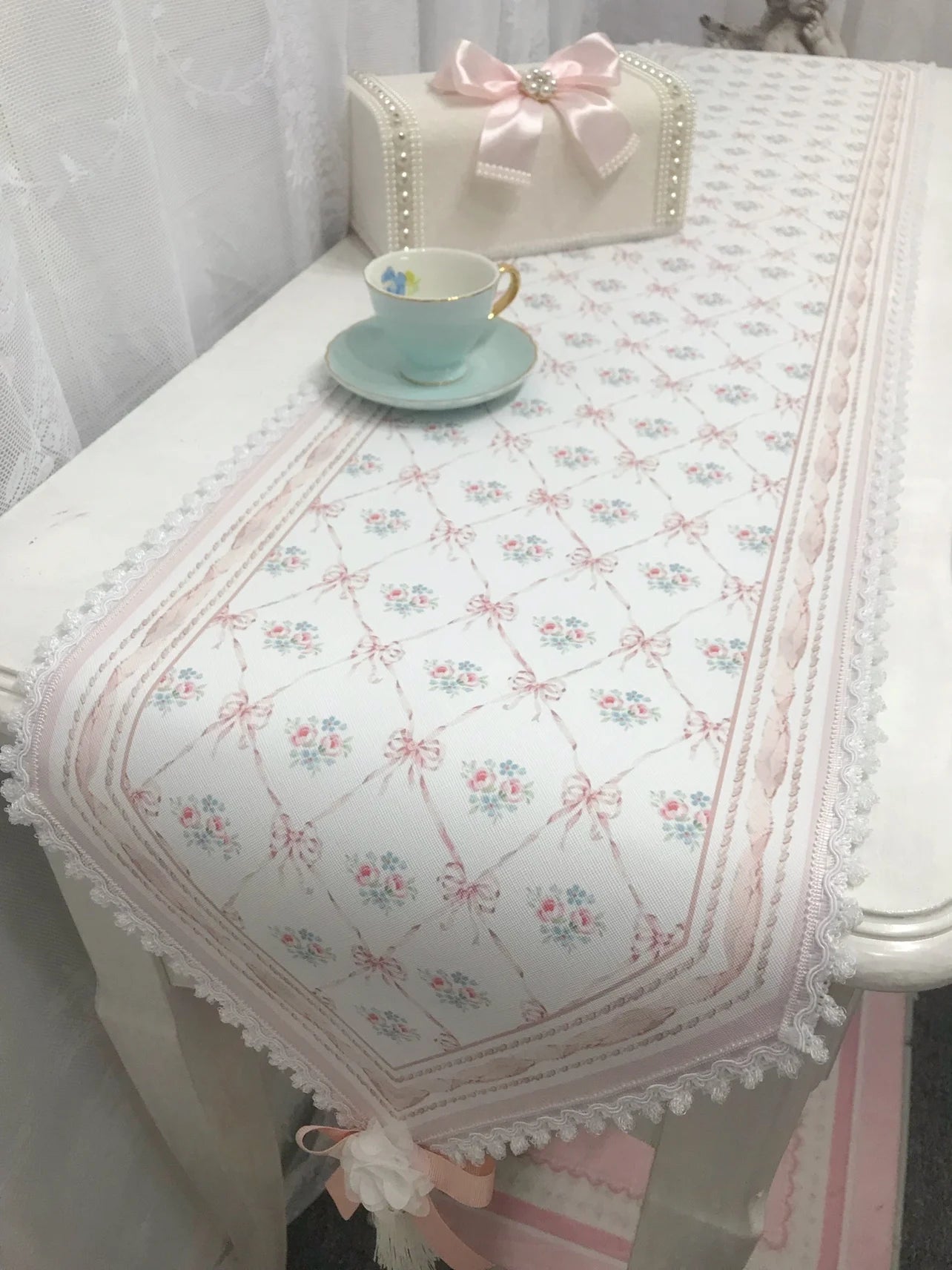 Spitzen-Tischläufer aus Polyester in Weiss, 30x200 cm, romantisch