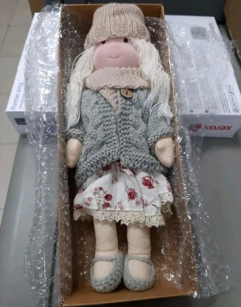 Stoffpuppe – Handgemacht aus Baumwollstoff – Mit Box