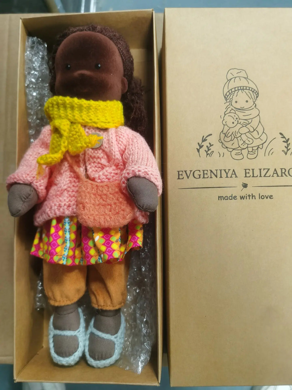 Stoffpuppe – Handgemacht aus Baumwollstoff – Mit Box