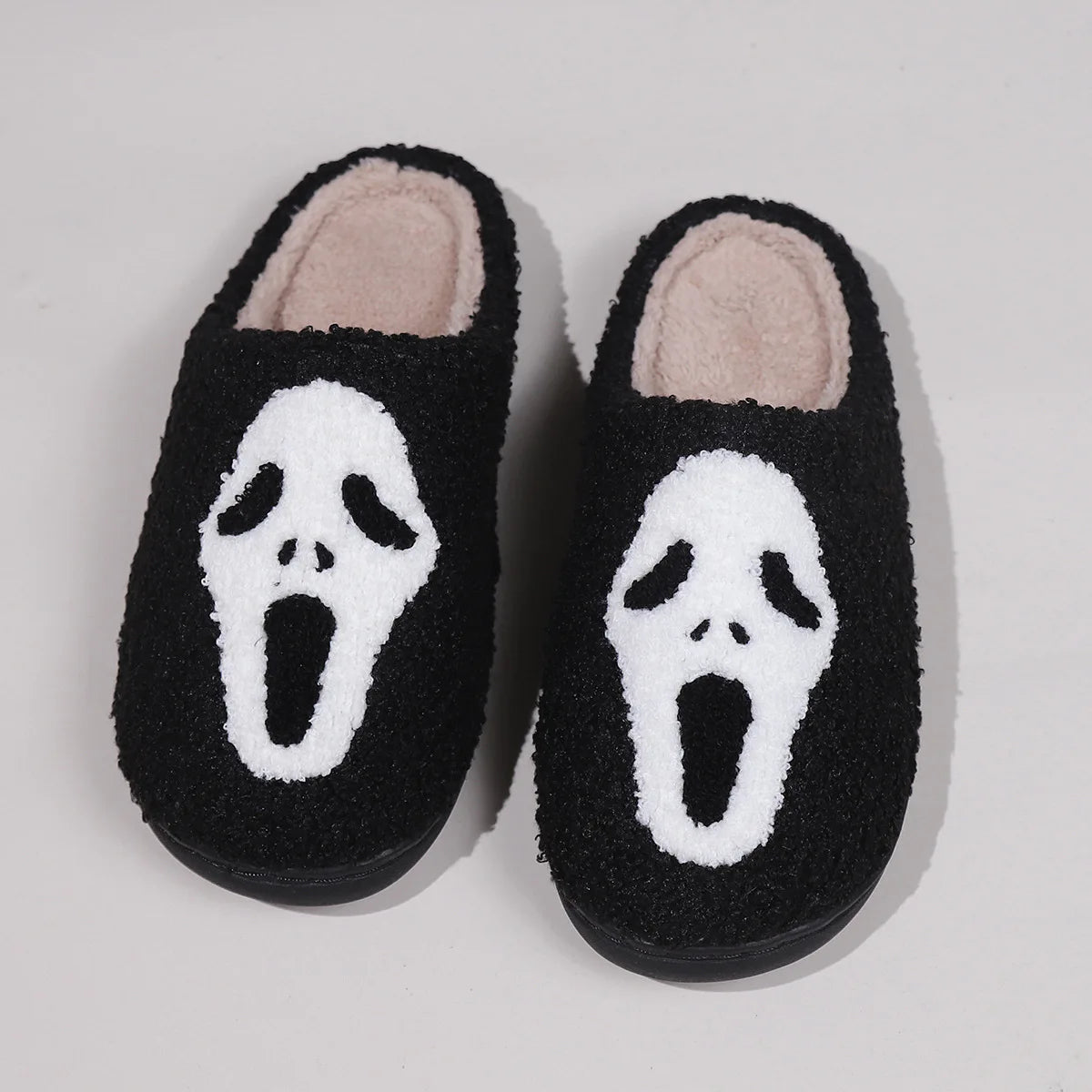 Plüschige Totenkopf Cartoonslipper aus Baumwolle, Farbe: Schwarz-A, Schuhgrösse: 38-39