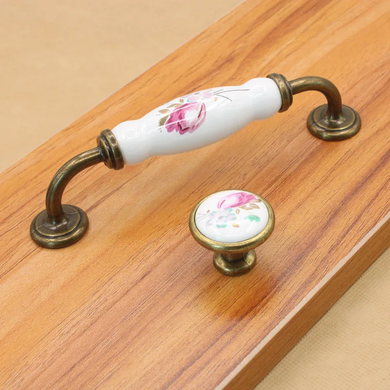 Vintage Keramik Möbelknöpfe – Blumenmuster für Schränke
