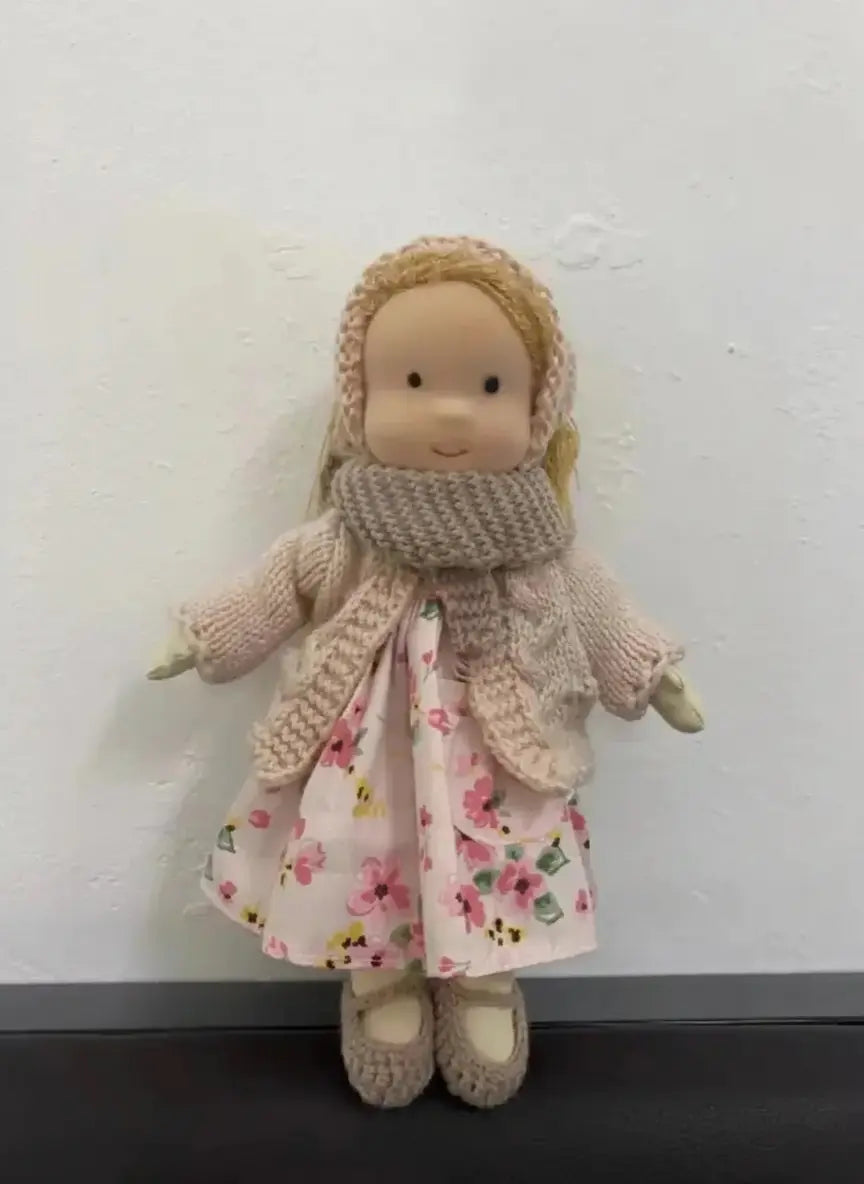 Waldorf Plüschpuppe aus Baumwolle – Fantasie Design mit Box