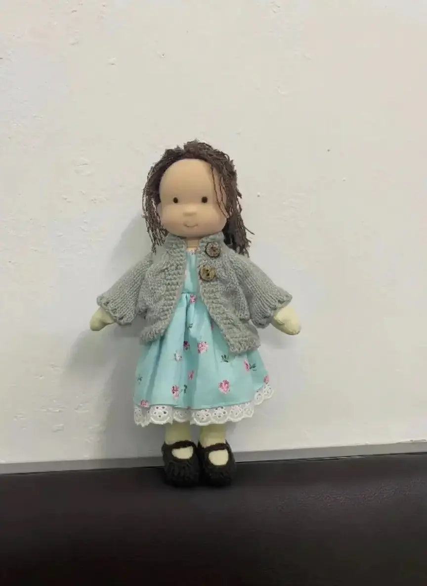 Waldorf Plüschpuppe aus Baumwolle – Fantasie Design mit Box