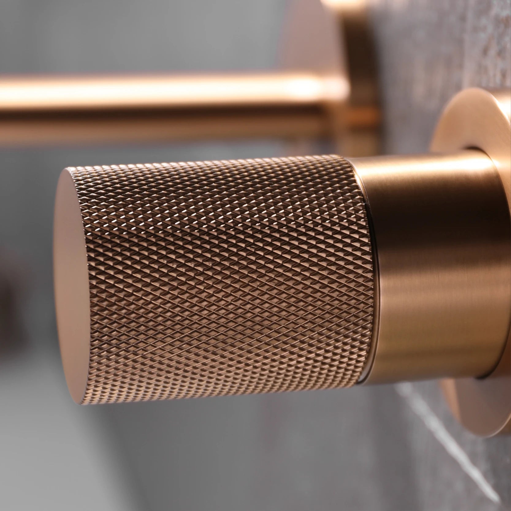 Wandarmatur – Messing Schwarz – Zeitgenössisch