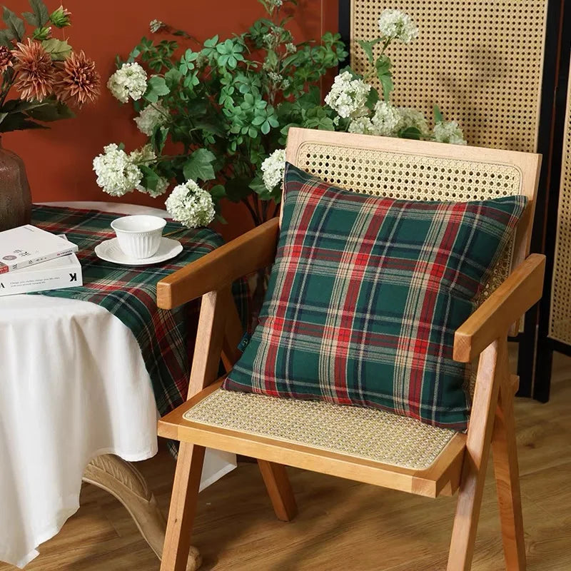 Weihnachtlicher Karo-Kissenbezug im schottischen Tartan-Stil, Farbe: Rot-Schwarz, Grösse: 60x60 cm, aus Polyester-Baumwolle